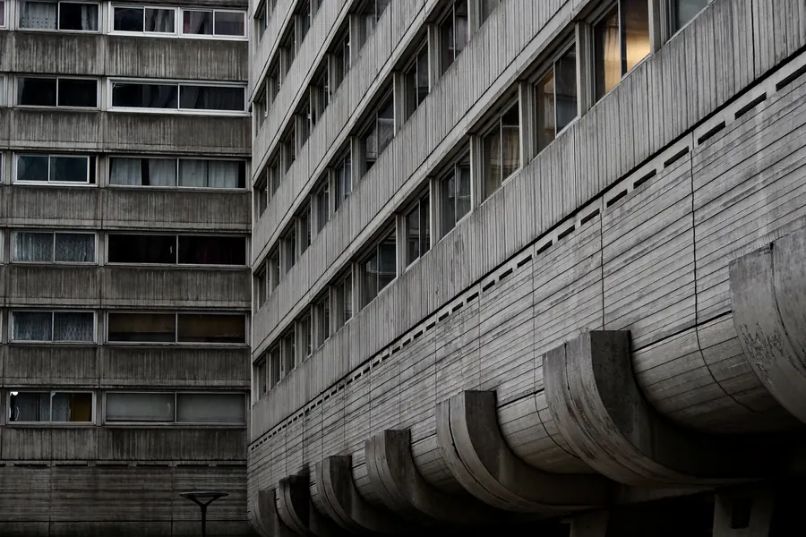 Edificio de viviendas con galerías curvas de hormigón.