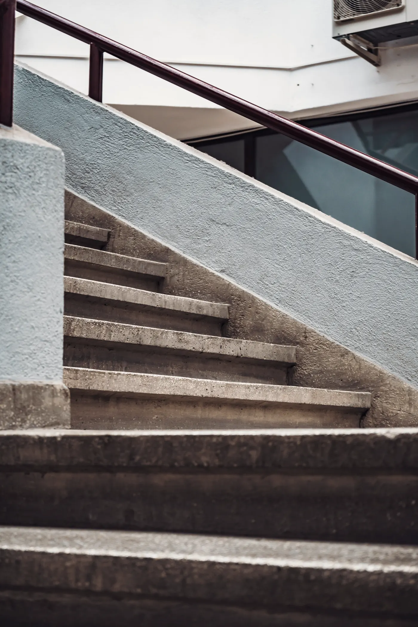 Escalera al patio de juegos.