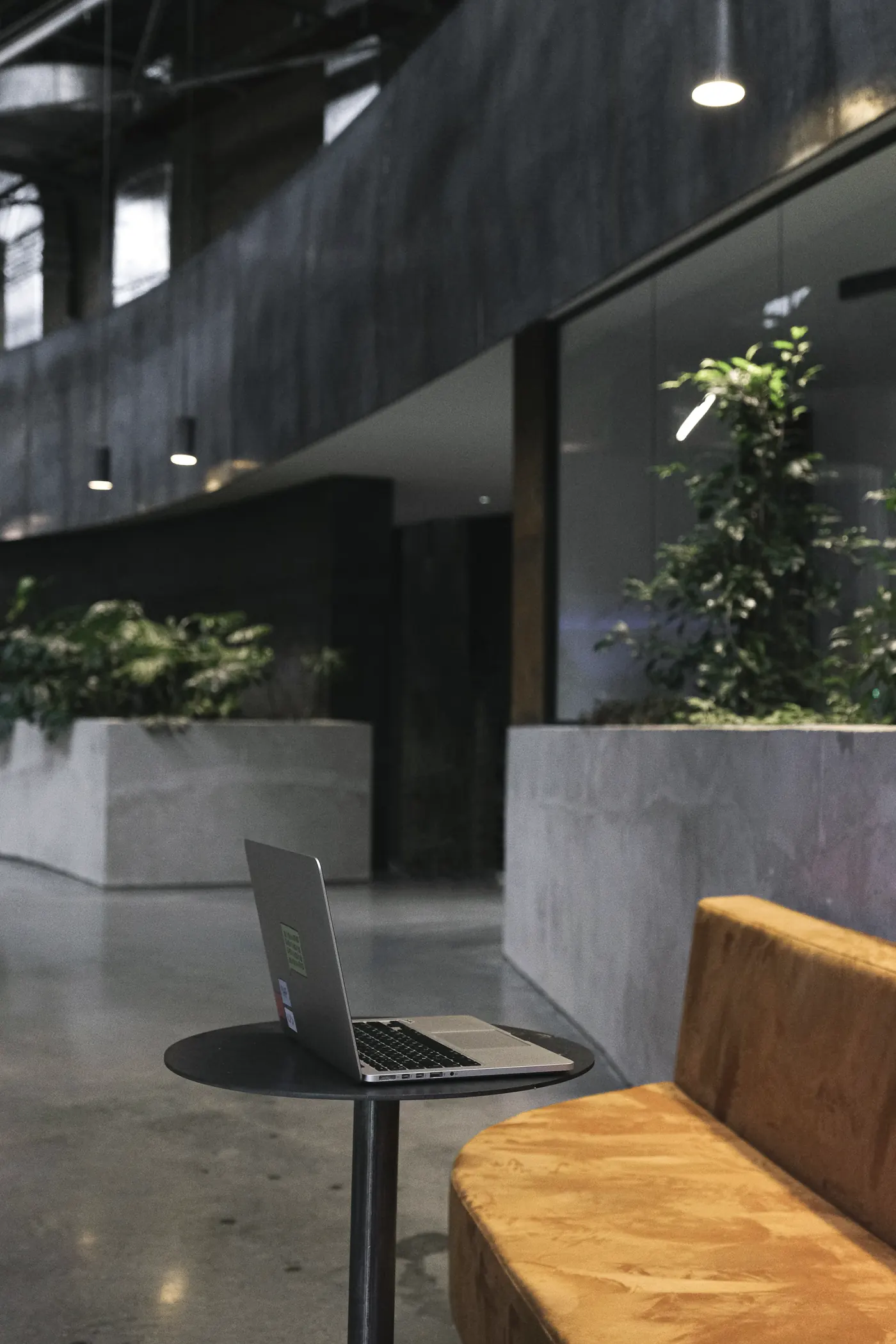 Zona de trabajo informal en planta baja.